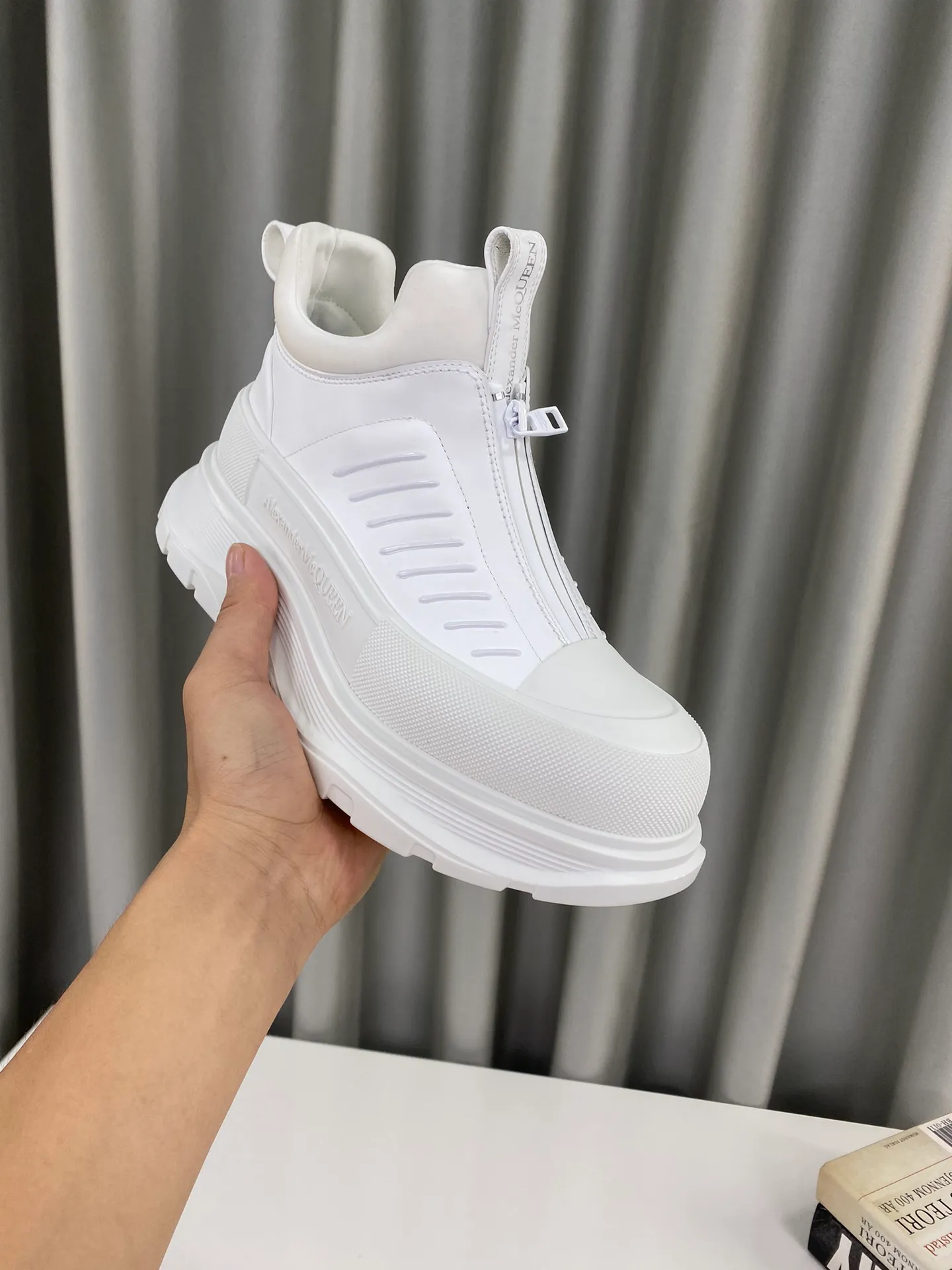 👟👟Ex-factory price 660👟👟Men's size +10 🔺Mc Queen 🔺Alexander McQueen's latest model, thick-soled front zipper dad shoes🌈 The designer has a bold idea and combines the trend of the times with the perfect design. It is super comfortable and versatile, with a new dad-style design and a multi-craft spliced ​​outsole. It is perfect. Many celebrities and Internet celebrities endorse it. 🔥Material: Original custom-made first-layer cowhide for the upper. Inside: Cali sheepskin feet. Outsole: Original TPU multi-layer combination outsole, •┈┈┈┈┈┈★┈┈┈┈┈┈┈• Size: Women’s 35～39 (34, 40, customization is non-returnable) Men’s 39～44 (38, 45, customization is not returnable) Full set of counter original packaging